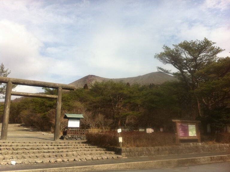 霧島神宮古宮址と高千穂峰