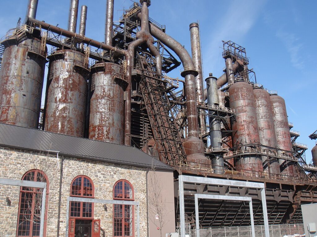 資本主義と豊かさの逆相関-50年過ぎれば話は逆になる The now rusting steel stacks of Bethlehem Steel in Bethlehem, Pennsylvania, one of the largest steel manufacturers for most of the 20th century until it abruptly discontinued most of its manufacturing in 1982, and later declared bankruptcy and dissolved