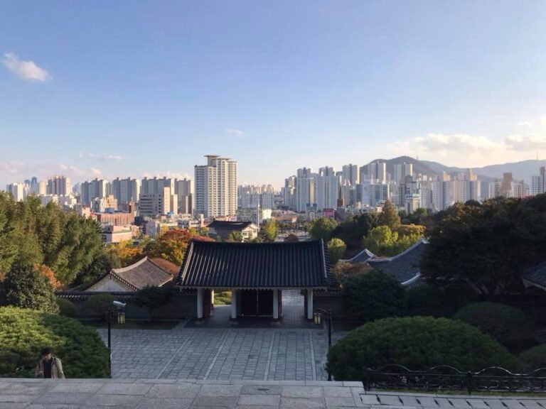 忠烈祀から見た釜山市街の光景