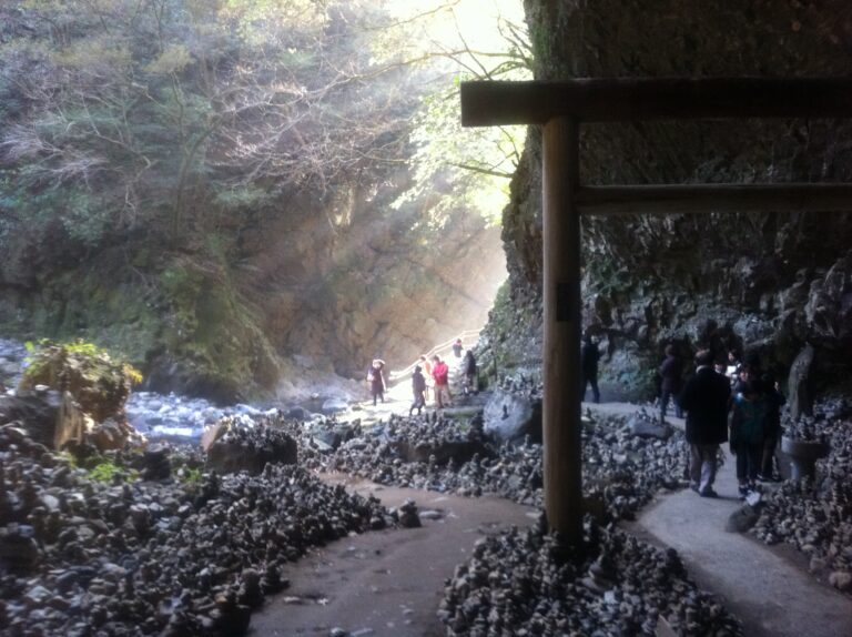 天安河原（あまのやすかわら）