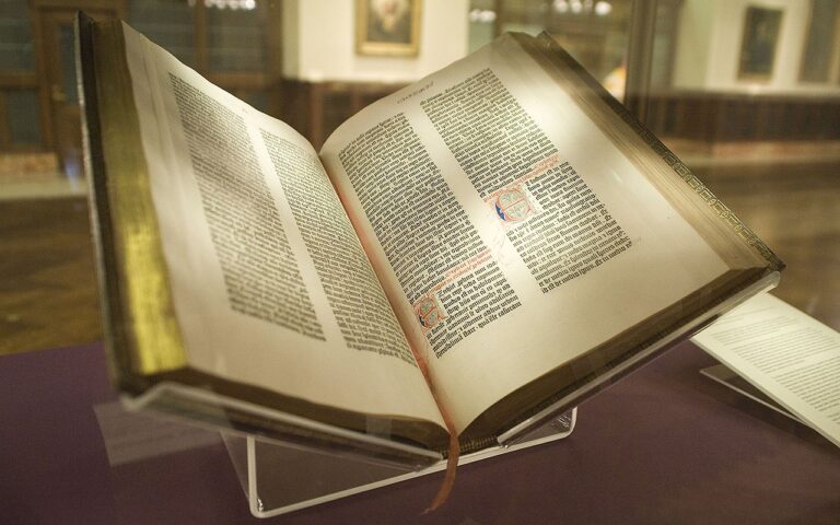 https://commons.wikimedia.org/wiki/File:Gutenberg_Bible,_Lenox_Copy,_New_York_Public_Library,_2009._Pic_01.jpg