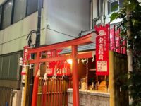 夜の銀座に佇む稲荷 宝童稲荷神社