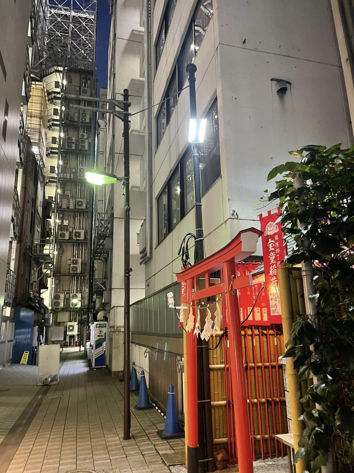 夜の銀座に佇む稲荷　宝童稲荷神社