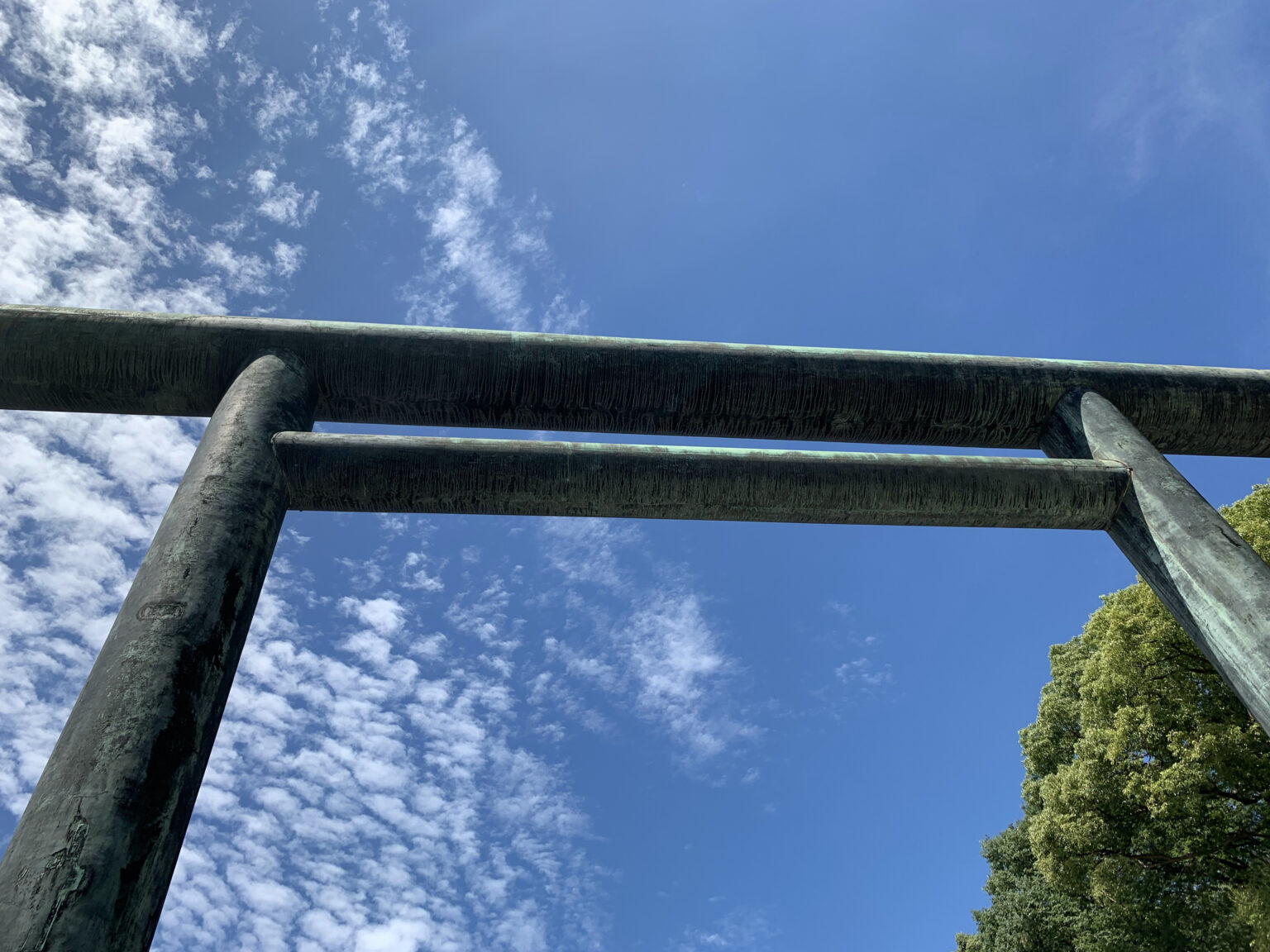 昨晩の夢 鳥居の向こうに巨大な靖国霊のような存在