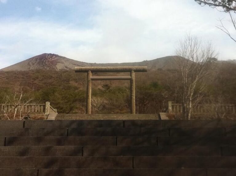 (写真 : 鹿児島県 霧島神宮旧宮趾と高千穂峰)