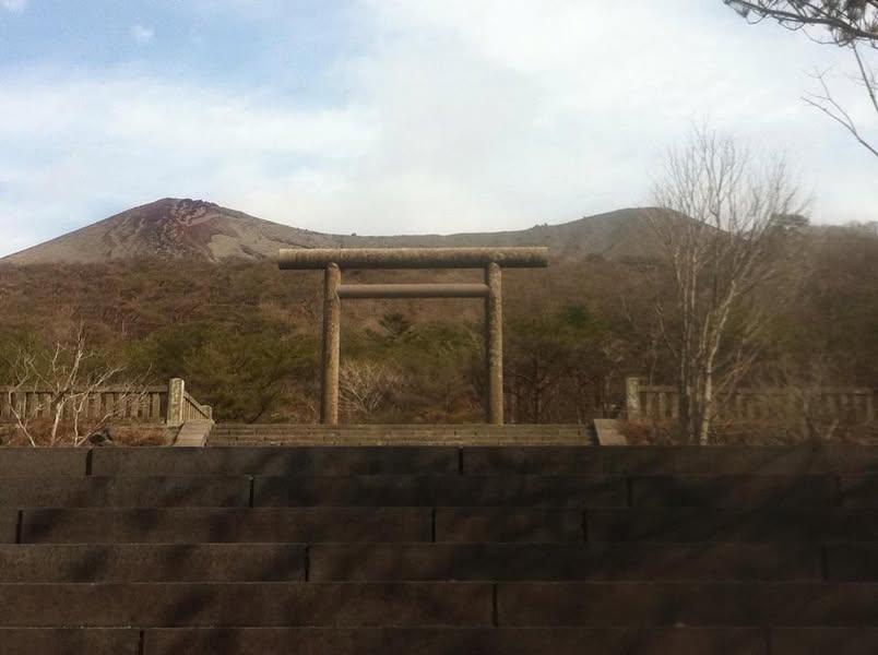 負ける戦争はするな – 戦前派の遺言 (写真 : 鹿児島県 霧島神宮旧宮趾と高千穂峰)