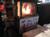 霞が関ビルと小さな屋台