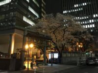 霞が関ビルと小さな屋台