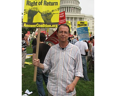 トランプへの抗議デモを背後で操るのはジョージ・ソロス A.N.S.W.E.R. coordinator Brian Becker at a 2007 rally against Israeli occupation (https://commons.wikimedia.org/wiki/File:BrianBecker2.EndIsraeliOccupation.WDC.10jun07_(542564462).jpg)
