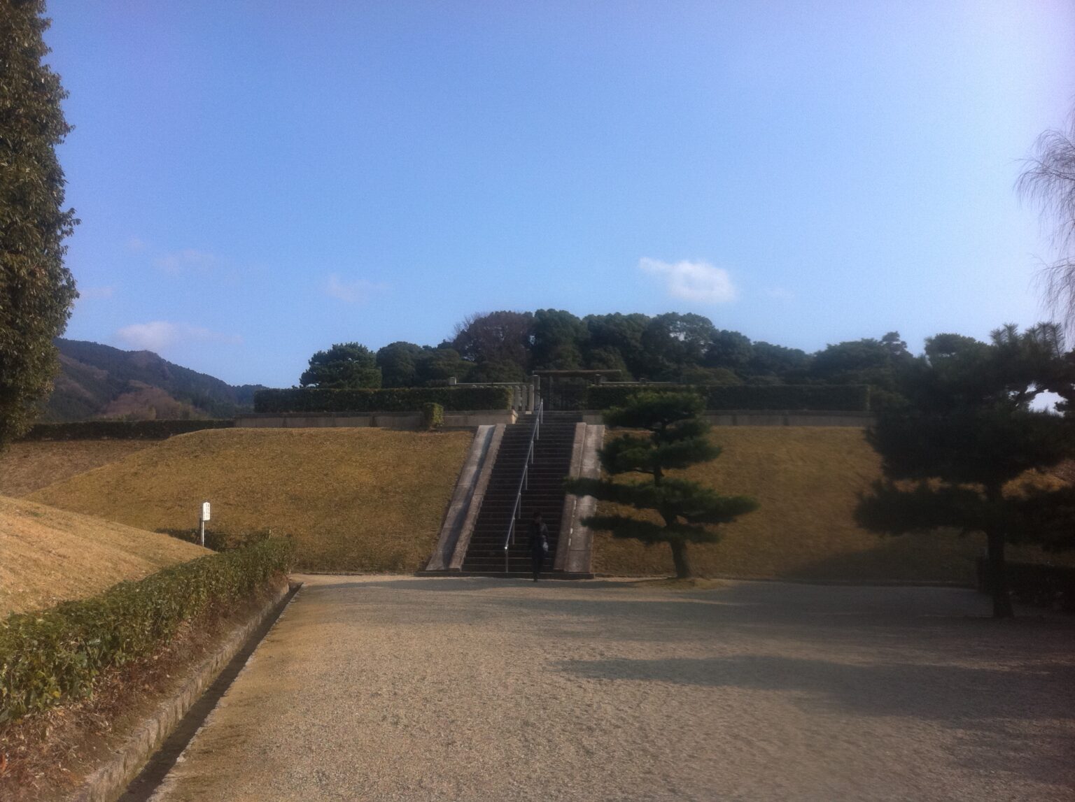山辺道勾岡上陵（やまのべのみちのまがりのおかのえのみささぎ）　 - 崇神天皇陵