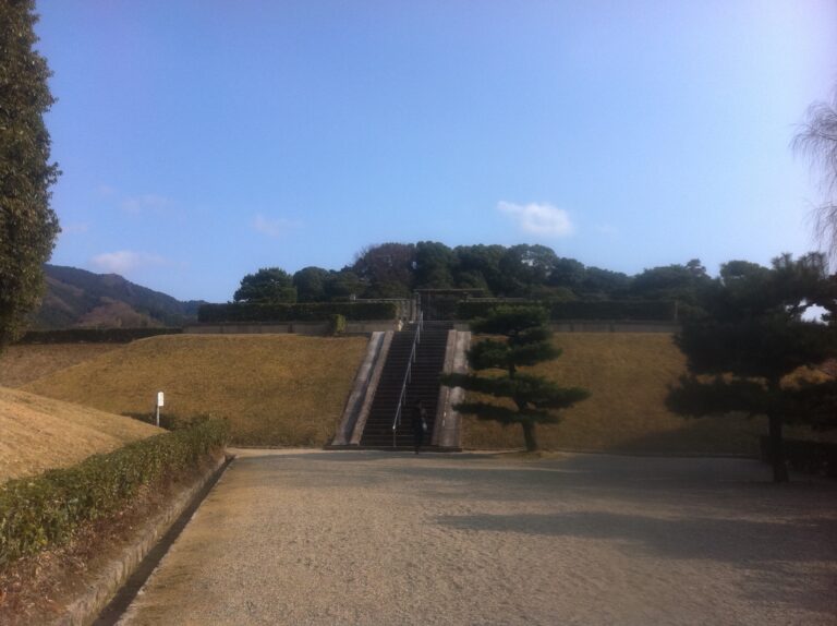 山辺道勾岡上陵（やまのべのみちのまがりのおかのえのみささぎ）　 - 崇神天皇陵