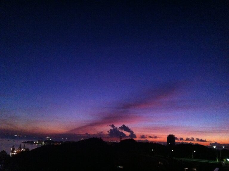 前方は横須賀港