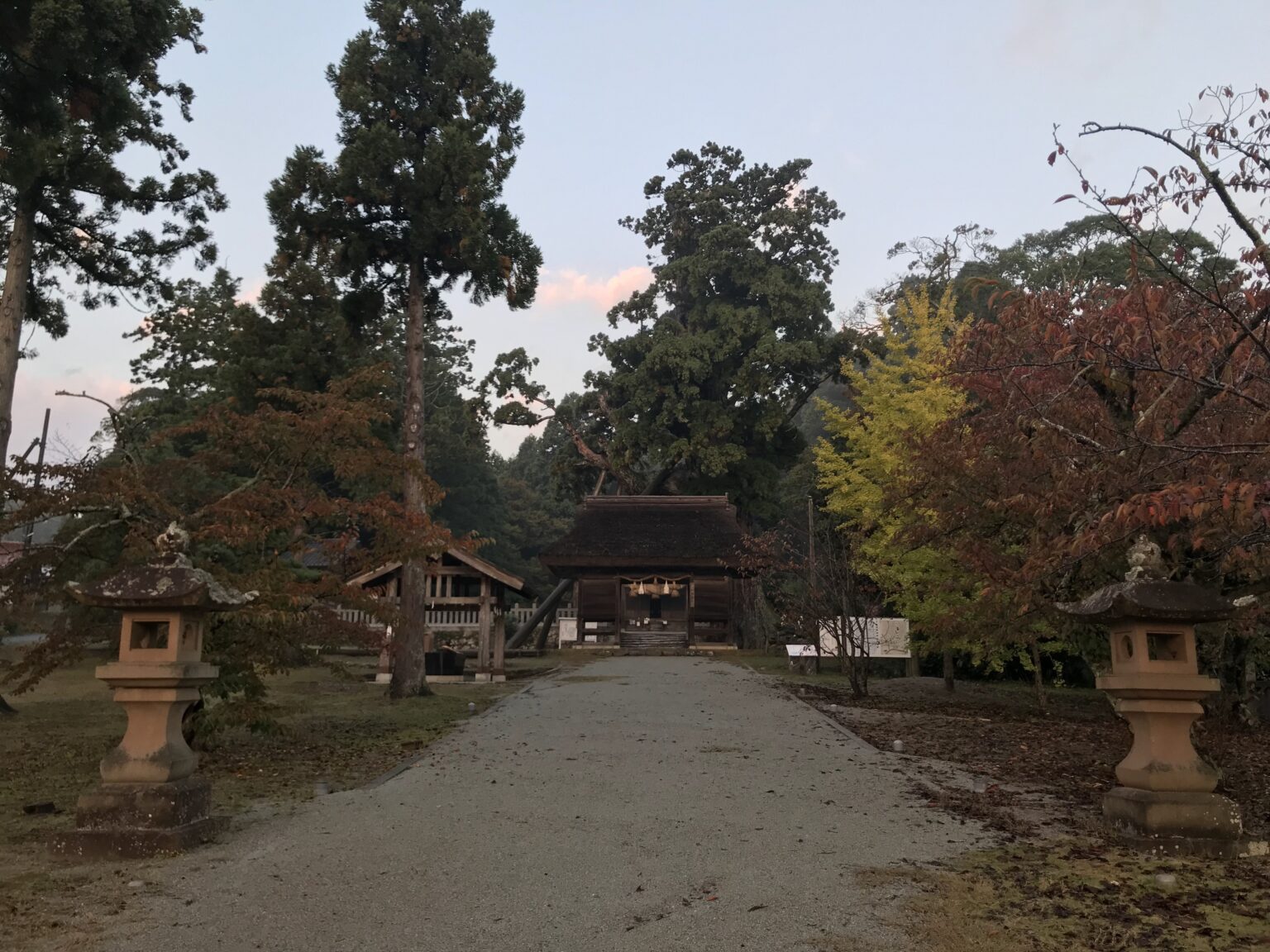 玉若酢命神社の参道