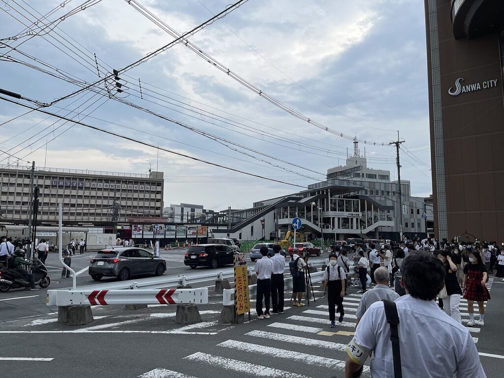 事件現場（事件当日の18時ごろ撮影） 画面中央のガードレール内で安倍は銃撃された。